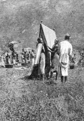 Montando campamento al final de una jornada de marcha, de un artículo titulado A las Montañas de la Luna publicado en The Graphic, 27 de octubre de 1906